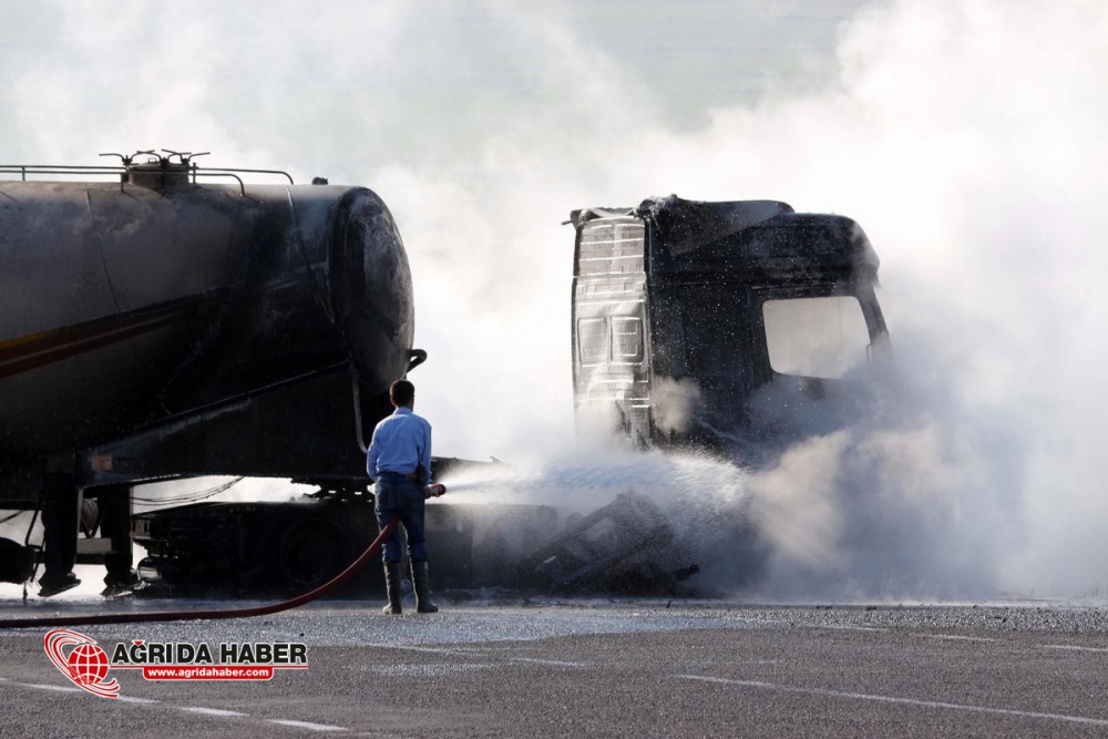 Ağrı'da PKK Yine Araç Yaktı !