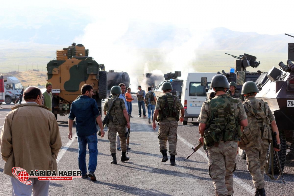 Ağrı'da PKK Yine Araç Yaktı !