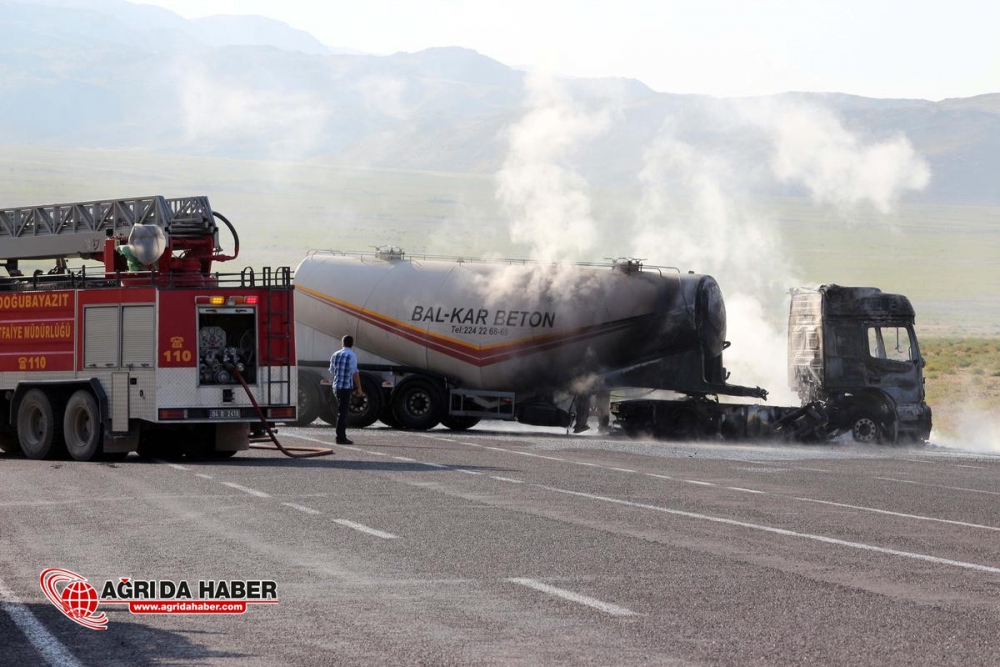 Ağrı'da PKK Yine Araç Yaktı !