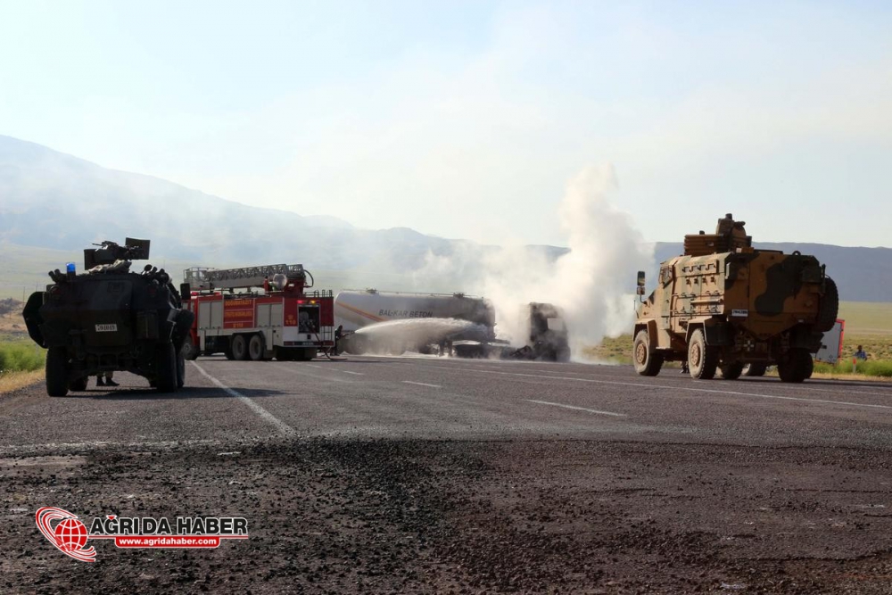 Ağrı'da PKK Yine Araç Yaktı !