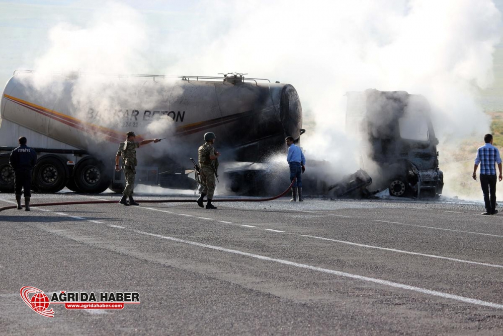 Ağrı'da PKK Yine Araç Yaktı !