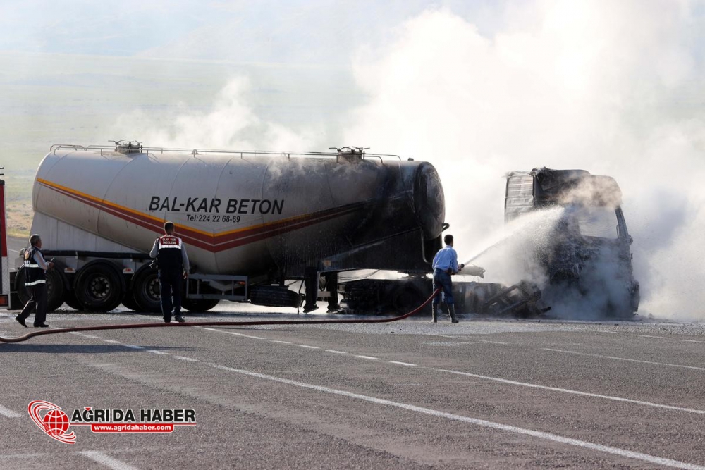 Ağrı'da PKK Yine Araç Yaktı !