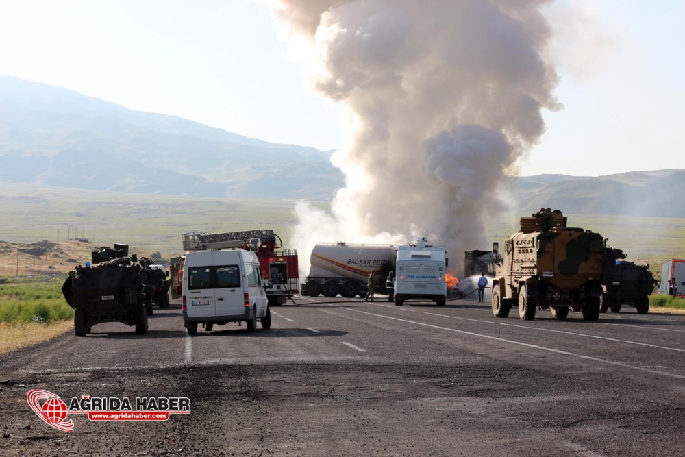 Ağrı'da PKK Yine Araç Yaktı !