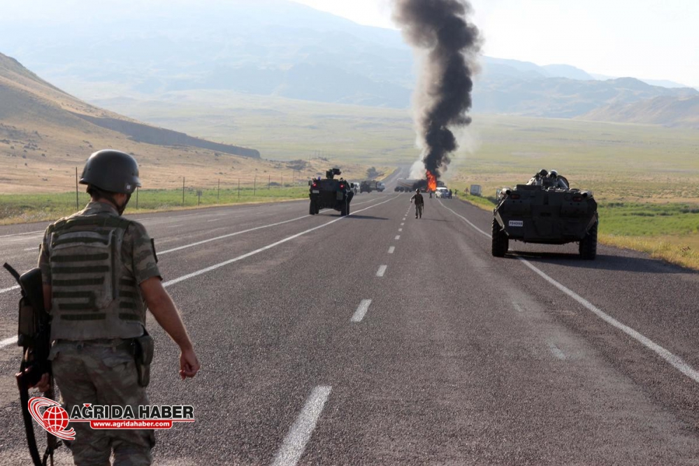 Ağrı'da PKK Yine Araç Yaktı !