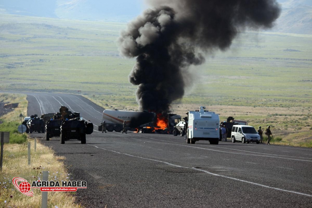 Ağrı'da PKK Yine Araç Yaktı !