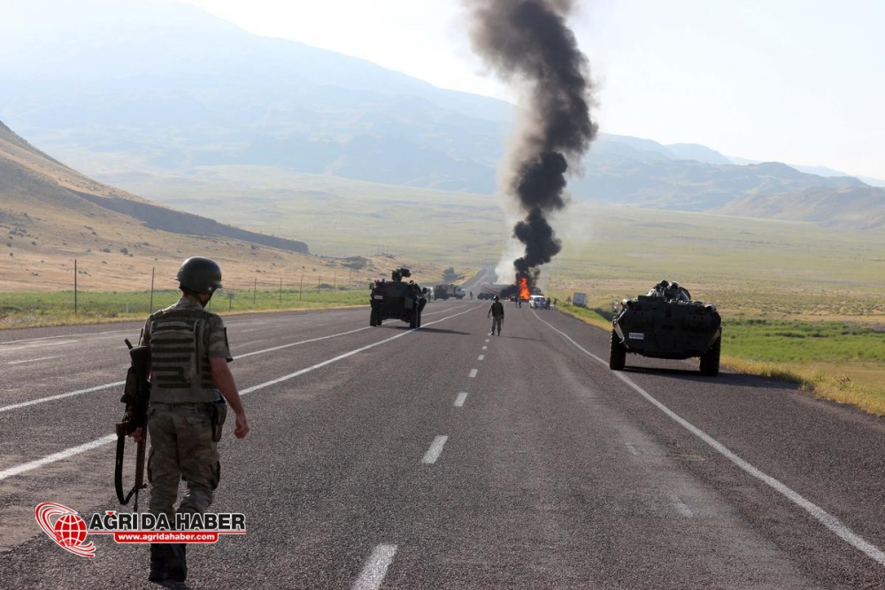 Ağrı'da PKK Yine Araç Yaktı !
