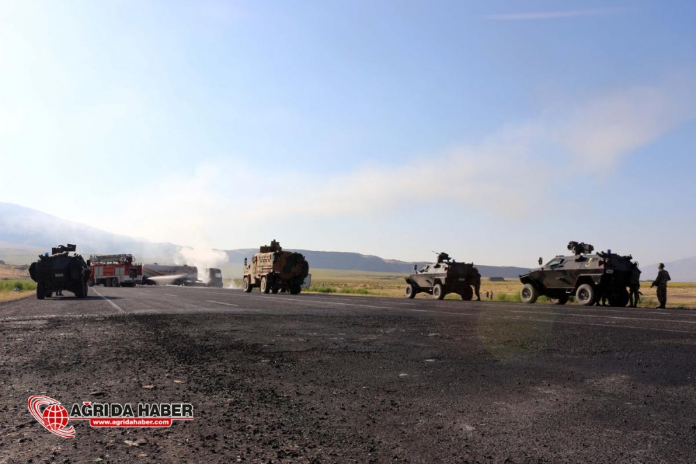 Ağrı'da PKK Yine Araç Yaktı !