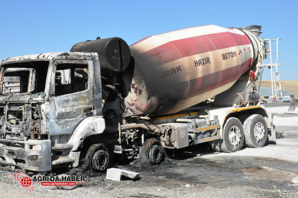 Ağrı'da, teröristler 7 aracı ateşe verdi