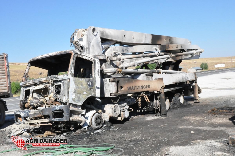 Ağrı'da, teröristler 7 aracı ateşe verdi