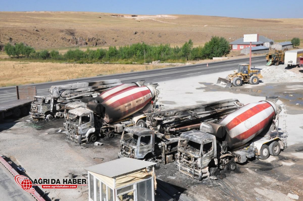 Ağrı'da, teröristler 7 aracı ateşe verdi