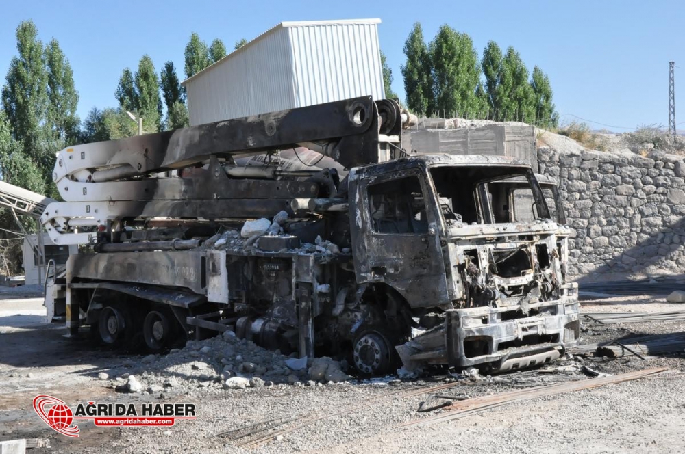 Ağrı'da, teröristler 7 aracı ateşe verdi