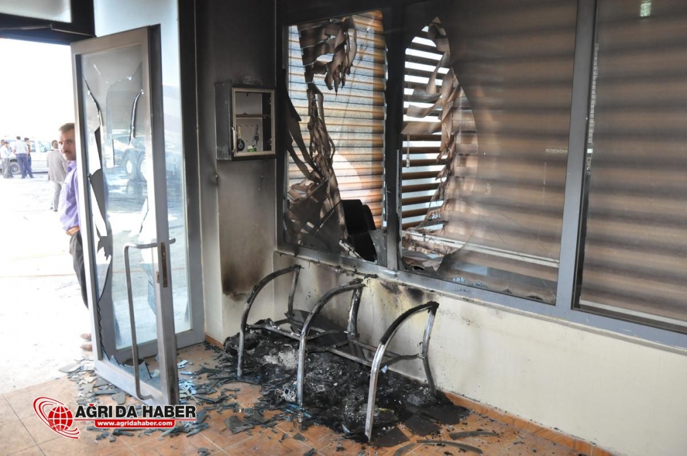 Ağrı'da, teröristler 7 aracı ateşe verdi