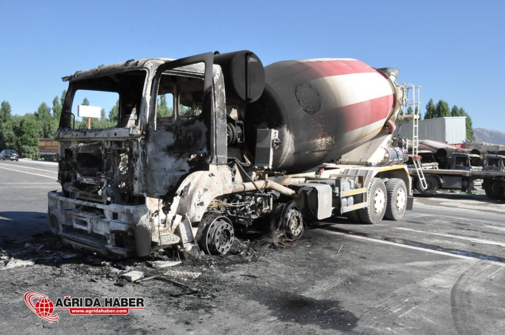 Ağrı'da, teröristler 7 aracı ateşe verdi