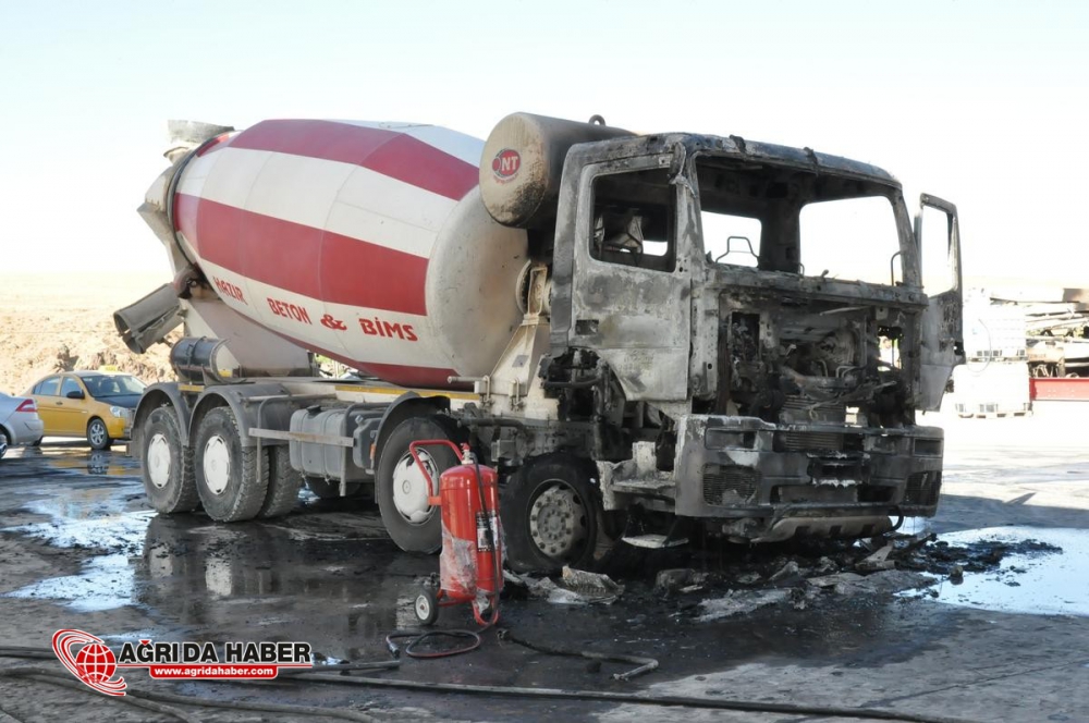 Ağrı'da, teröristler 7 aracı ateşe verdi