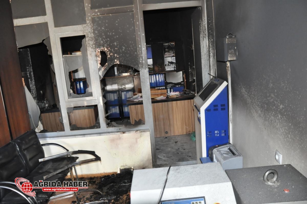 Ağrı'da, teröristler 7 aracı ateşe verdi