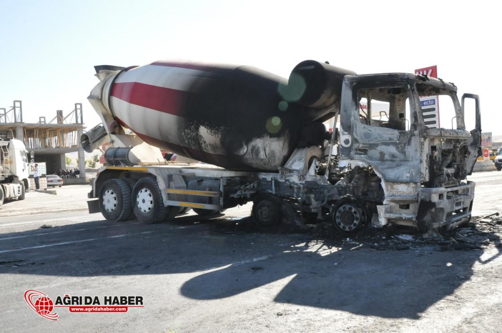 Ağrı'da, teröristler 7 aracı ateşe verdi