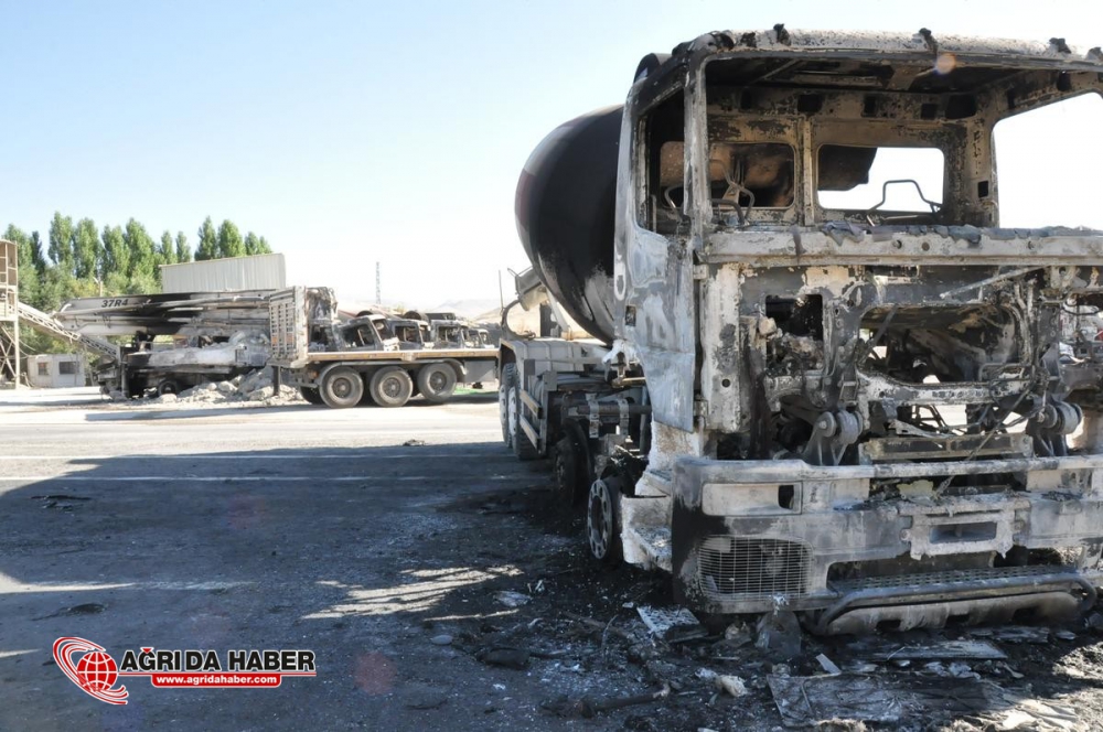 Ağrı'da, teröristler 7 aracı ateşe verdi