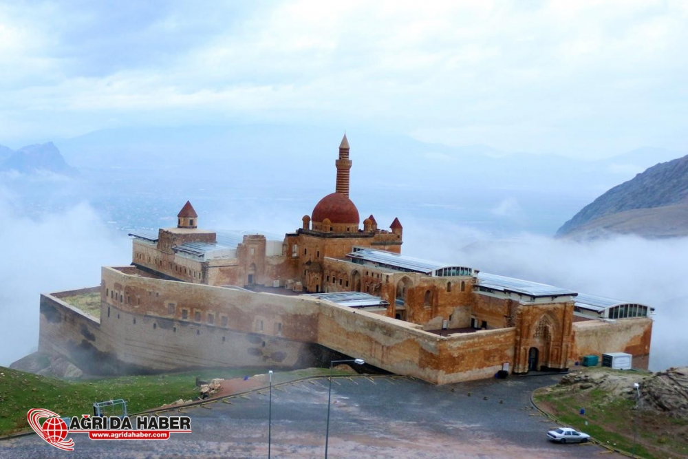 İshak Paşa Sarayı Camisi 100 Yıl Sonra İbadete Açıldı