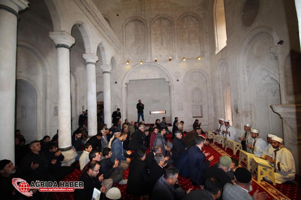 İshak Paşa Sarayı Camisi 100 Yıl Sonra İbadete Açıldı