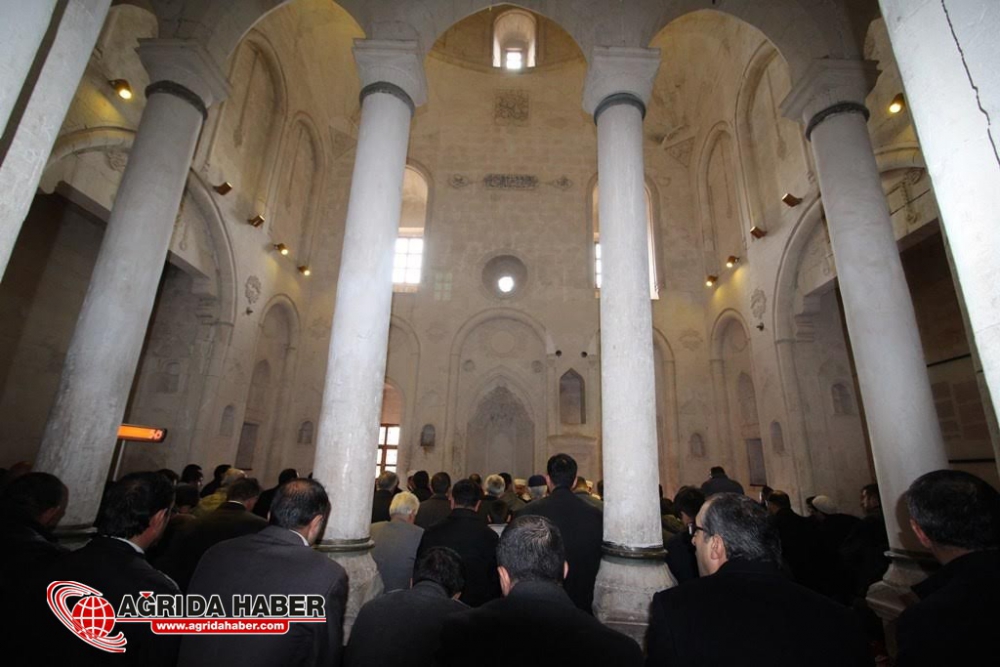 İshak Paşa Sarayı Camisi 100 Yıl Sonra İbadete Açıldı