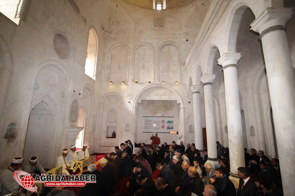 İshak Paşa Sarayı Camisi 100 Yıl Sonra İbadete Açıldı