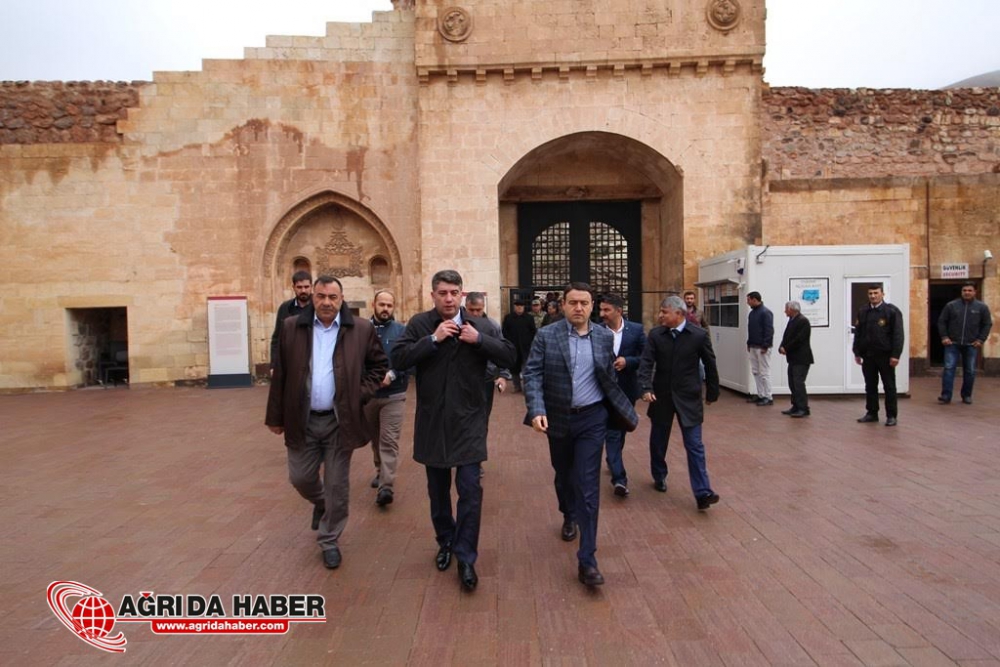 İshak Paşa Sarayı Camisi 100 Yıl Sonra İbadete Açıldı