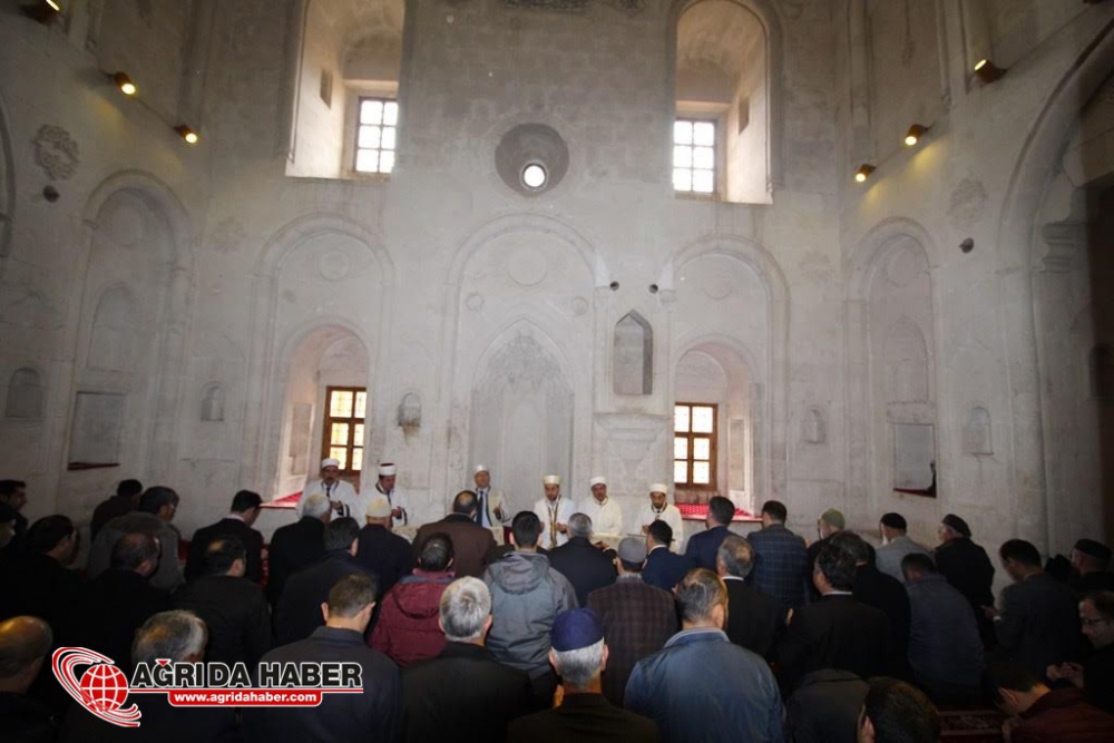 İshak Paşa Sarayı Camisi 100 Yıl Sonra İbadete Açıldı