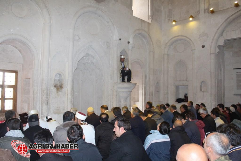 İshak Paşa Sarayı Camisi 100 Yıl Sonra İbadete Açıldı