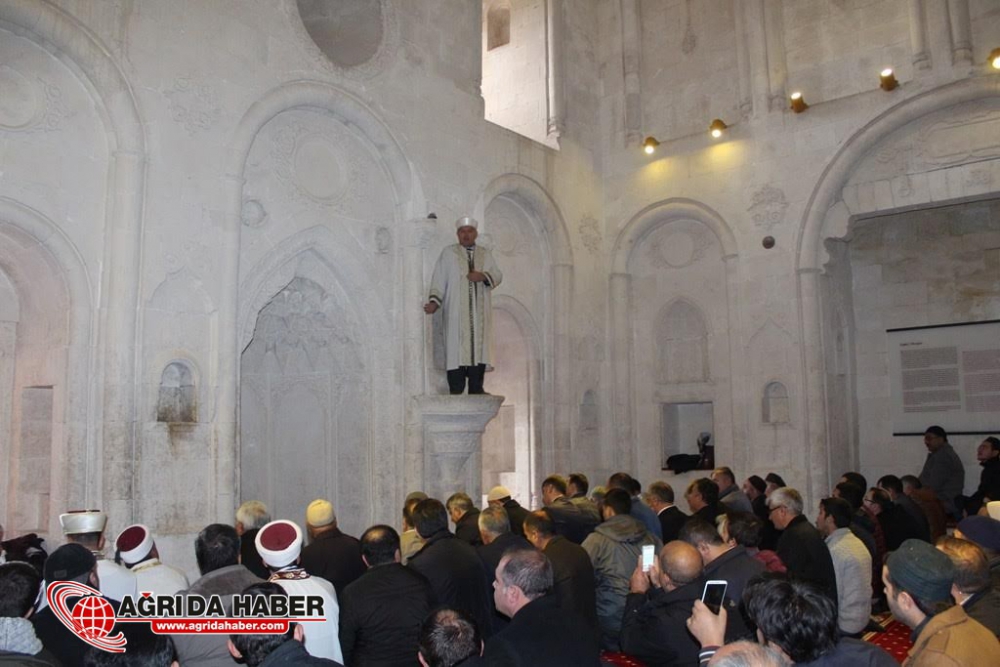 İshak Paşa Sarayı Camisi 100 Yıl Sonra İbadete Açıldı