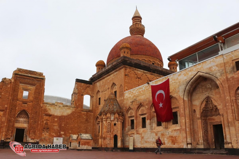 İshak Paşa Sarayı Camisi 100 Yıl Sonra İbadete Açıldı