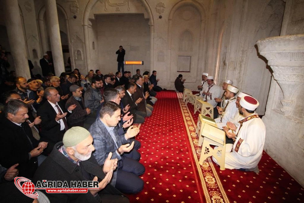 İshak Paşa Sarayı Camisi 100 Yıl Sonra İbadete Açıldı