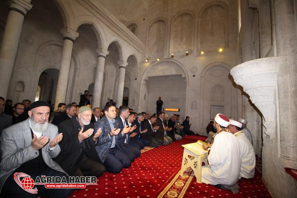 İshak Paşa Sarayı Camisi 100 Yıl Sonra İbadete Açıldı
