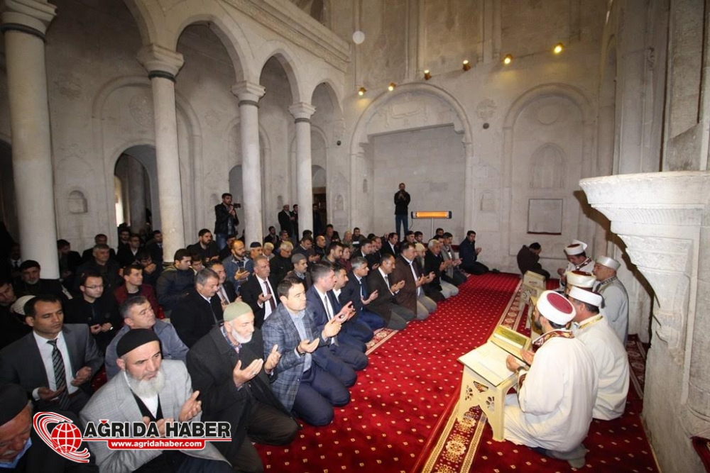 İshak Paşa Sarayı Camisi 100 Yıl Sonra İbadete Açıldı