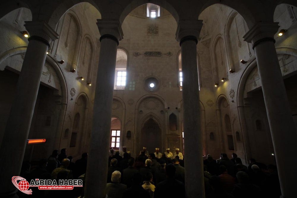 İshak Paşa Sarayı Camisi 100 Yıl Sonra İbadete Açıldı