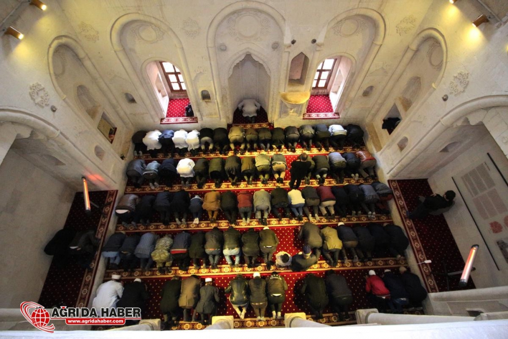 İshak Paşa Sarayı Camisi 100 Yıl Sonra İbadete Açıldı