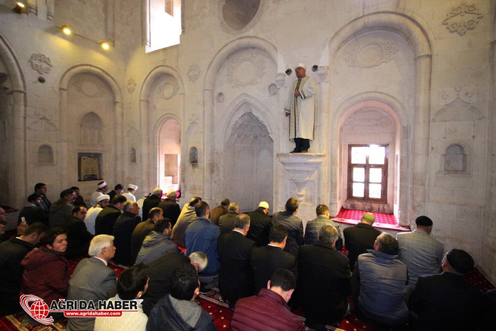 İshak Paşa Sarayı Camisi 100 Yıl Sonra İbadete Açıldı