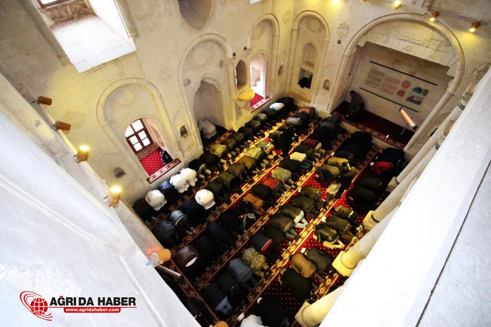 İshak Paşa Sarayı Camisi 100 Yıl Sonra İbadete Açıldı