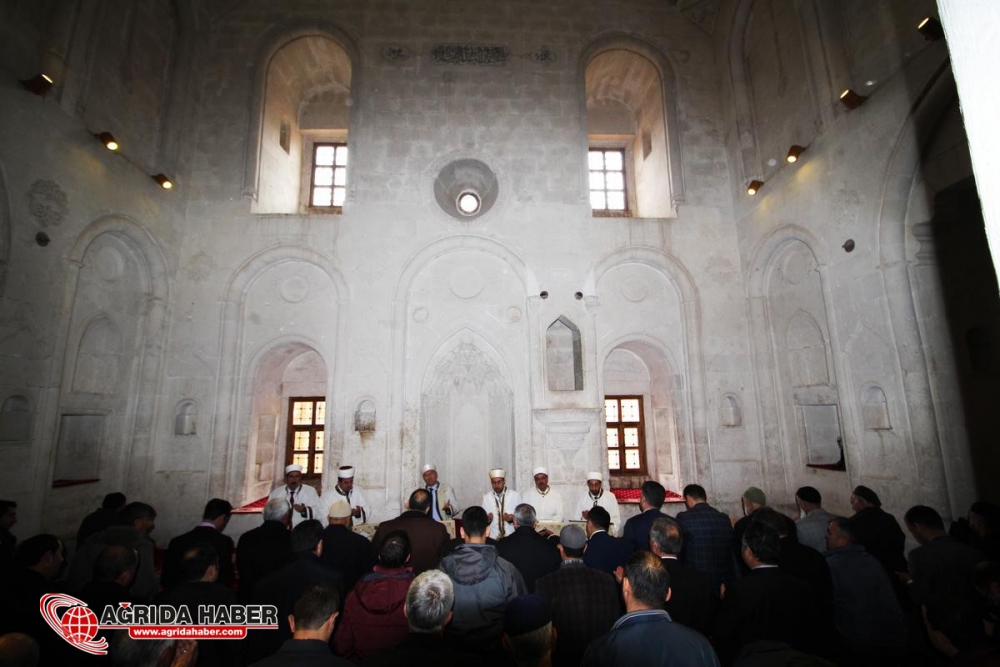 İshak Paşa Sarayı Camisi 100 Yıl Sonra İbadete Açıldı