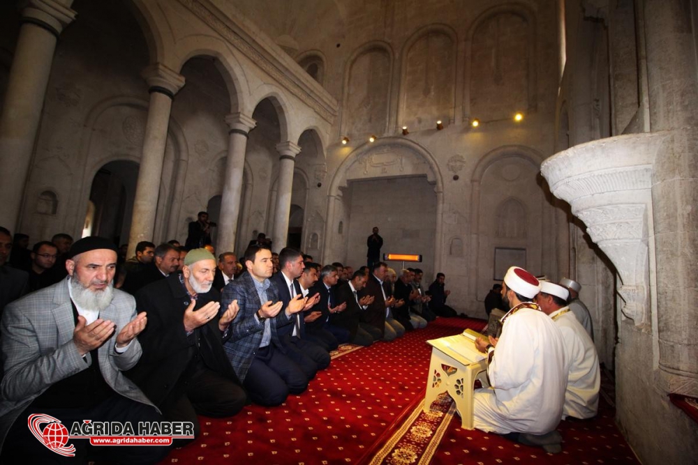 İshak Paşa Sarayı Camisi 100 Yıl Sonra İbadete Açıldı