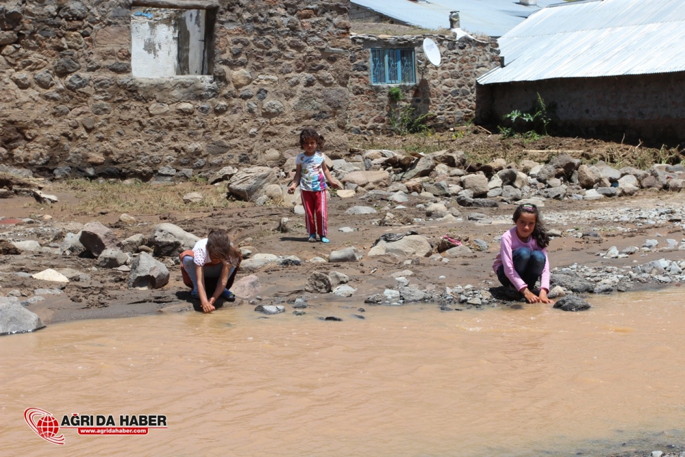 Ağrı'nın Hamur İlçesinde Yaşanan Sel Sonrası İlk Kareler