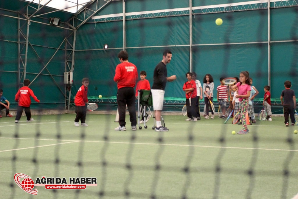 Ağrı'lı Minik Tenisçiler Milli Takımda Oynamak İçin Çalışıyorlar