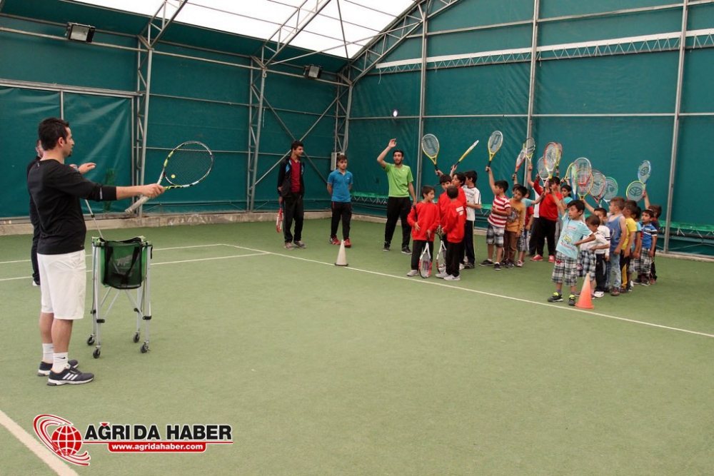 Ağrı'lı Minik Tenisçiler Milli Takımda Oynamak İçin Çalışıyorlar