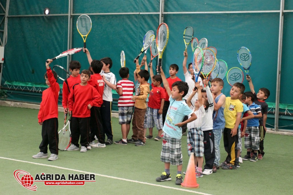Ağrı'lı Minik Tenisçiler Milli Takımda Oynamak İçin Çalışıyorlar