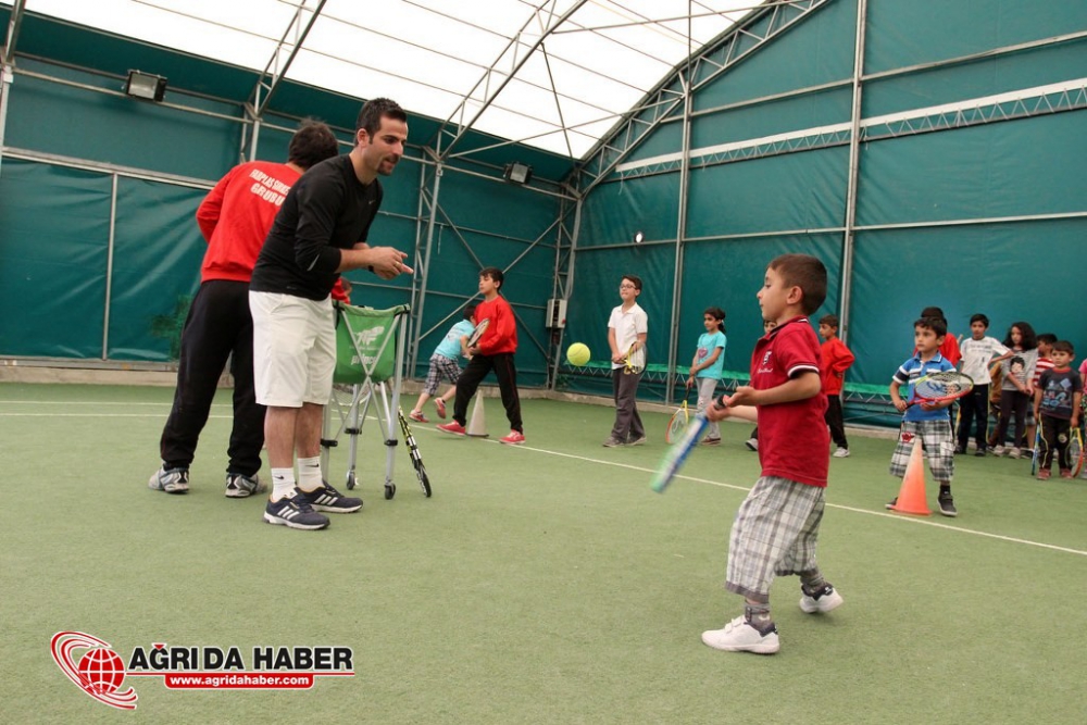 Ağrı'lı Minik Tenisçiler Milli Takımda Oynamak İçin Çalışıyorlar