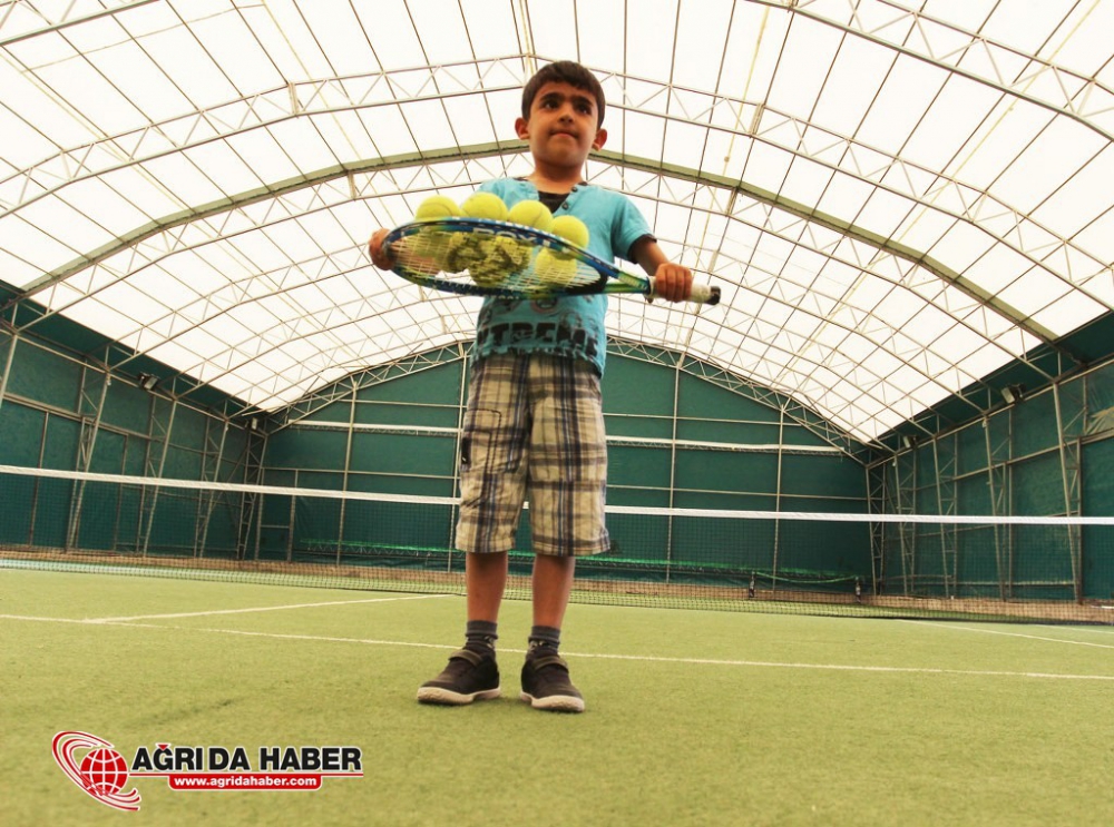 Ağrı'lı Minik Tenisçiler Milli Takımda Oynamak İçin Çalışıyorlar