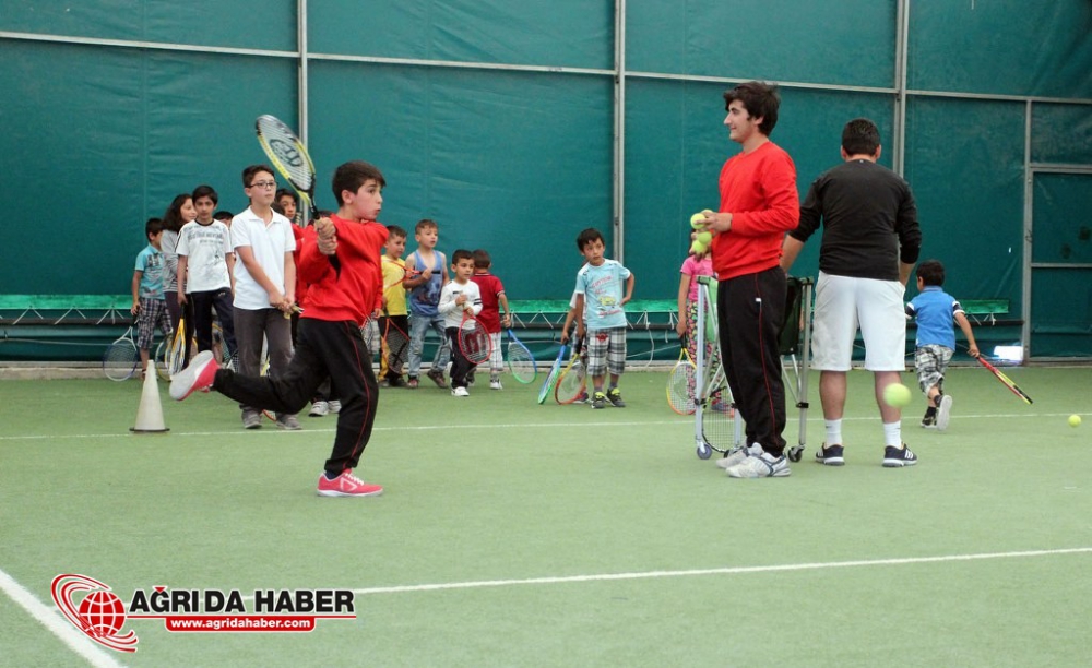 Ağrı'lı Minik Tenisçiler Milli Takımda Oynamak İçin Çalışıyorlar