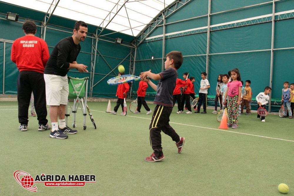 Ağrı'lı Minik Tenisçiler Milli Takımda Oynamak İçin Çalışıyorlar