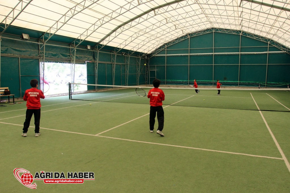 Ağrı'lı Minik Tenisçiler Milli Takımda Oynamak İçin Çalışıyorlar