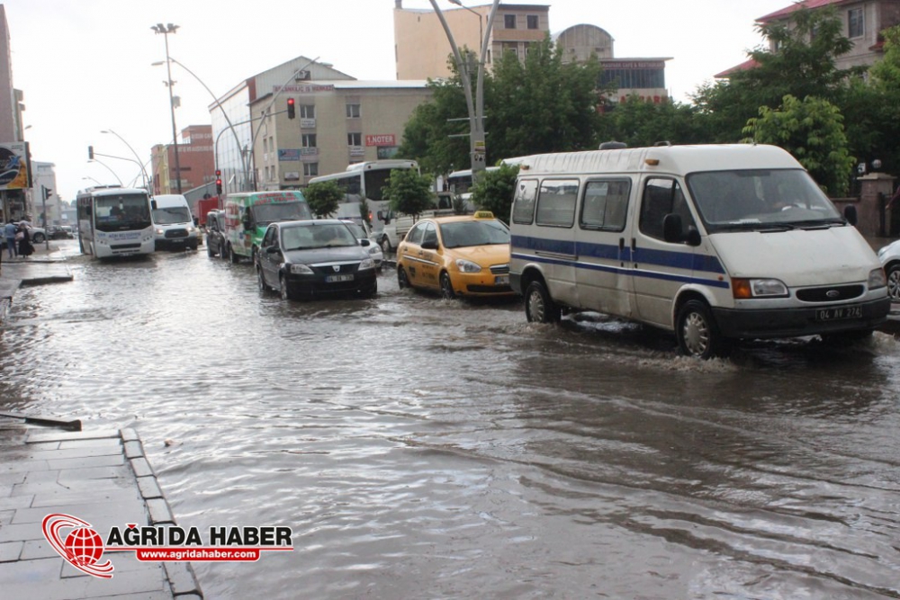 Ağrı'da Yağmur ve Dolu Yağışı