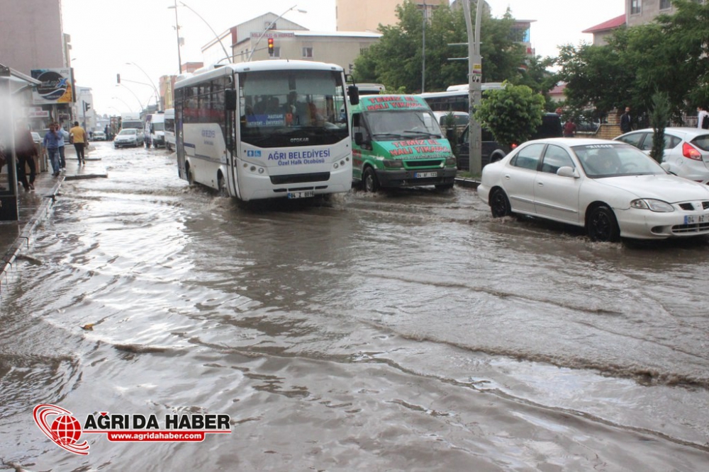 Ağrı'da Yağmur ve Dolu Yağışı
